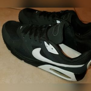 Nike airmax black & white size 9.5 men // in good condition
